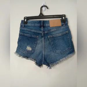 H&M Divided‎ Distressed Denim Shorts Women’s Size 2 thumbnail 3