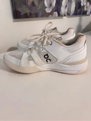 On Cloud women’s 7.5 The Roger Clubhouse Pro White Tennis Shoes Sneakers thumbnail 2
