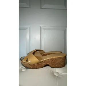 Jimmy Choo Wedge Sandals Slide 7 Tan Patent Leather Cork Heel‎ Logo Toe Plate thumbnail 4