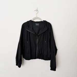 [Athleta] Black Day Drift Jacket Cropped Lightweight Windbreaker Size Medium M thumbnail 2