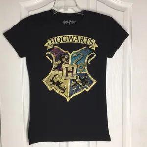 FINAL MARKDOWN Juniors’ Harry Potter Hogwarts Crest SS Tee (L) thumbnail 1