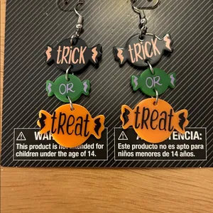 Free w/bundle!! New Women’s Halloween 🎃 Trick or Treat 👻 Dangel Pierced Earrings thumbnail 2