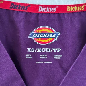 Dickies Scrub Top XS Purple V-Neck Chest Pocket Medical Uniform 83706 EGWZ thumbnail 3