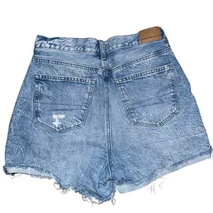 AE distressed denim jean mom shorts American Eagle outfitters size 4 light wash thumbnail 3