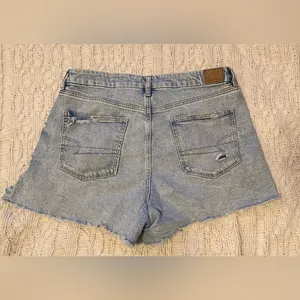 American Eagle Distressed Curvy Mom Shorts thumbnail 2