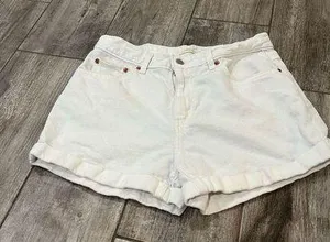 White Levi’s Mom Shorts Size 30 thumbnail 1