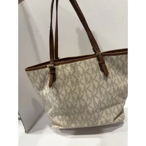 Michael Kors Jet Set Travel Tote - Vanilla MD tote Hang Tag Logo thumbnail 6