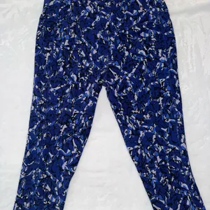 Nike Legend 2.0 Dri-FIT Printed Capri leggings featuring a blue quake pattern thumbnail 3
