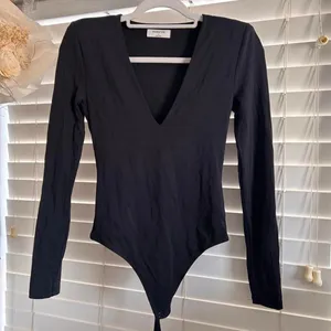 Aritzia Babaton Contour Shoulder Pad V-Neck Bodysuit Black Size Small thumbnail 2