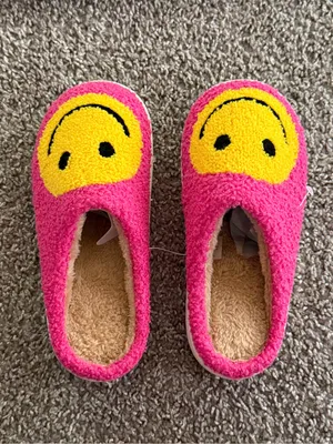 NEW Hot Pink Smiley Face Fuzzy Slippers Women’s S 5-6 Y2K Happy Face Lougewear thumbnail 10