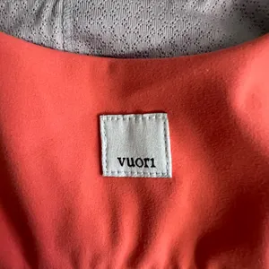 🌺 Vuori Sports Bra Coral Pink Medium VW158 Athletic Yoga Workout Top thumbnail 3
