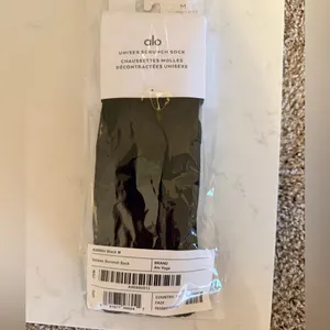 NWT Alo unisex scrunch socks in black size medium thumbnail 2