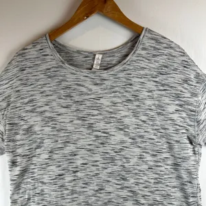 Lululemon Athletica Space Dye Relaxed‎ Fit Short Sleeve Top Size 8 White Black thumbnail 3