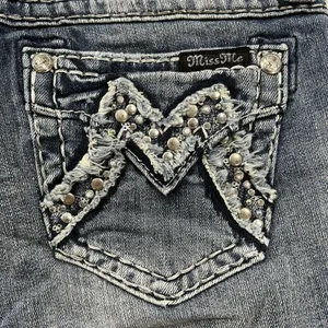 Miss Me Size 27 Boyfriend Shorts Mid Rise Cuff Stretch Rhinestone Stud Pockets thumbnail 5