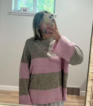 H&M Sweater thumbnail 1