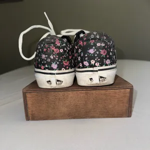 Vans • Liberty Floral Ditsy Low Top Sneakers Size 6 thumbnail 3