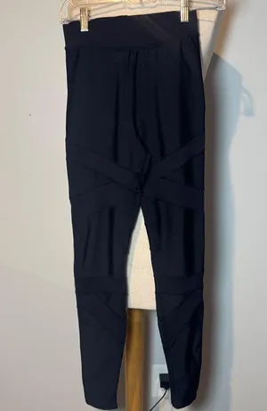 ALO Yoga black Leggings with cross cross design thumbnail 1
