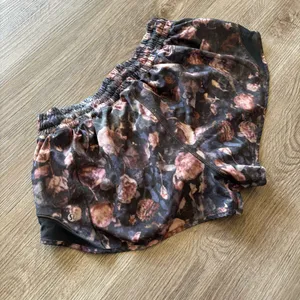 Lululemon Shorts Womens 4 Black Hotty Hot Low Rise Lined Floral Running Workout thumbnail 5