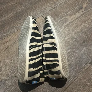 TOMS Women Black & Tan Zebra Print LightWeight Flat Slip On Shoes Size 9 W‎ thumbnail 5