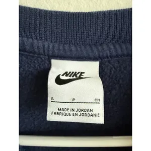 Nike Sportswear Club Fleece Navy Blue Crewneck Sweatshirt Embroidered Logo Small thumbnail 5
