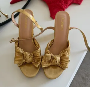 Gold bow heels Size 9 thumbnail 1