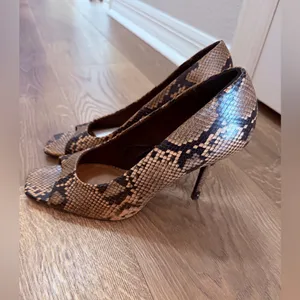 NWT Zara Snakeskin Open Toe Heels Size 7.5 thumbnail 3