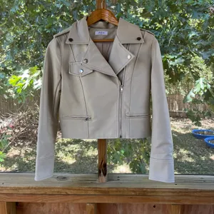 Avara Women's Vegan Leather Cream Colored Cropped Jacket Size S thumbnail 2