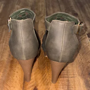 Elegant Olive Cutout Women's Heels Green Size 9 thumbnail 4