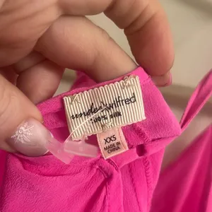 ✨Aritzia Wilfred Silk V-neck Pink Sz XXS Camisole✨ thumbnail 8