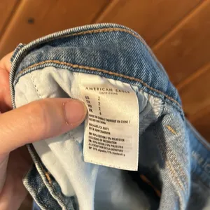 American Eagle mom shorts slouchy pleated denim stretch shorts thumbnail 6