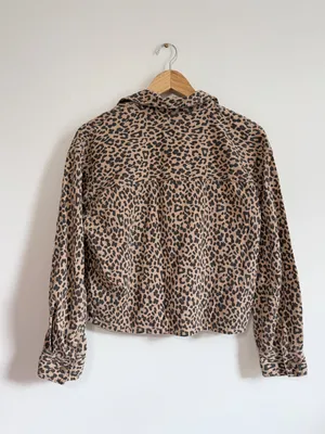 American Eagle Leopard Print Crop Denim Jacket Size Medium Cheetah Pockets thumbnail 4