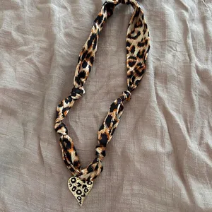 Source Unknown Leopard Print Scarf Necklace Gold Heart Pendant Coquette Y2K thumbnail 4