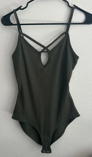 Charlotte Russe Olive Green Ribbed Strappy Keyhole Bodysuit Snap Crotch Size S‎ thumbnail 1