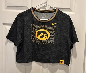 Nike Iowa Hawkeyes Womens Medium Black Dri-FIT Cropped Graphic T-Shirt‎ NCAA thumbnail 1