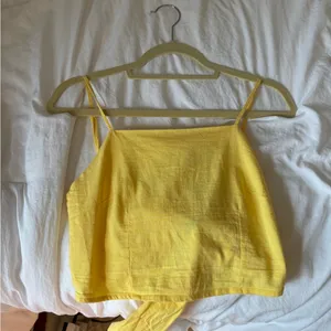Butter yellow top thumbnail 2