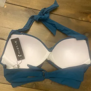 Tempt Me Blue halter‎ Bikini Top Medium full coverage cup NEW twist front swim thumbnail 4