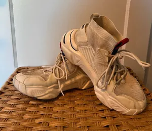 XIDISO White Tennis Shoes Size 11 thumbnail 1
