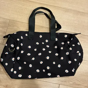 Alice + Olivia Women’s Daisy Print Duffel Weekender Bag thumbnail 1