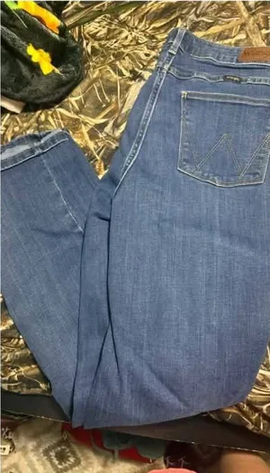 Women’s hi rise wrangler jeans thumbnail 1