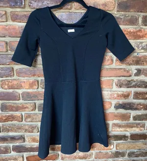 Hollister Black Knit Short Sleeve V-Neck A-Line Fit & Flare Mini Dress Size XS thumbnail 1