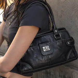 Vintage Y2K Black Genuine Leather Turn Lock Shoulder Bag thumbnail 2