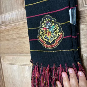 Harry Potter Gryffindor Scarf - Black with Red & Gold Stripes thumbnail 2