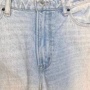 Abercrombie & Fitch 90s Relaxed High Rise Jeans Distressed Light Wash‎ 27 thumbnail 6