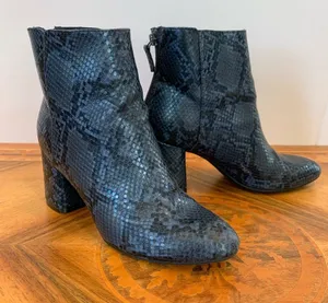 Old Navy Blue Faux Snakeskin Snake Print Ankle Boots Women’s Size 6 Back Zip thumbnail 1