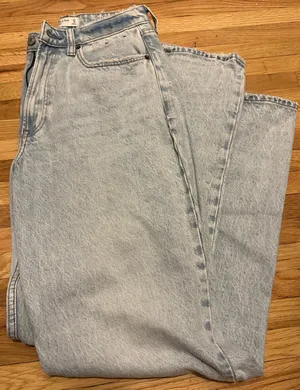 NWOT Abercrombie Curve Love High Rise Loose Jean in Light Wash thumbnail 5