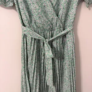 Fashion Floral Pleated Midi Dress Green Purple‎ Ditsy Puff Sleeve V-Neck Size M thumbnail 10