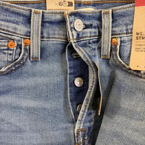 Levis Wedgie Straight High Rise Distressed Jeans Light Wash‎ 25x28 NEW Capsule thumbnail 4