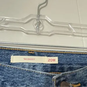 Levi’s 94 Baggy Jeans Women’s 20W NWT Mid Rise Straight Leg 90s Vintage Distress thumbnail 6