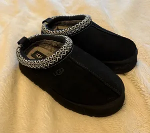 Ugg slippers thumbnail 1