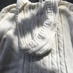 Pretty white hooded sweater Size L thumbnail 3